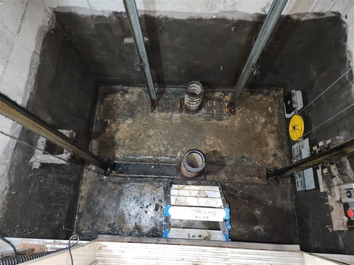 エレベータピット内水抜き作業