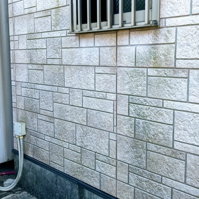 外壁にコケが発生!!原因と対策方法!