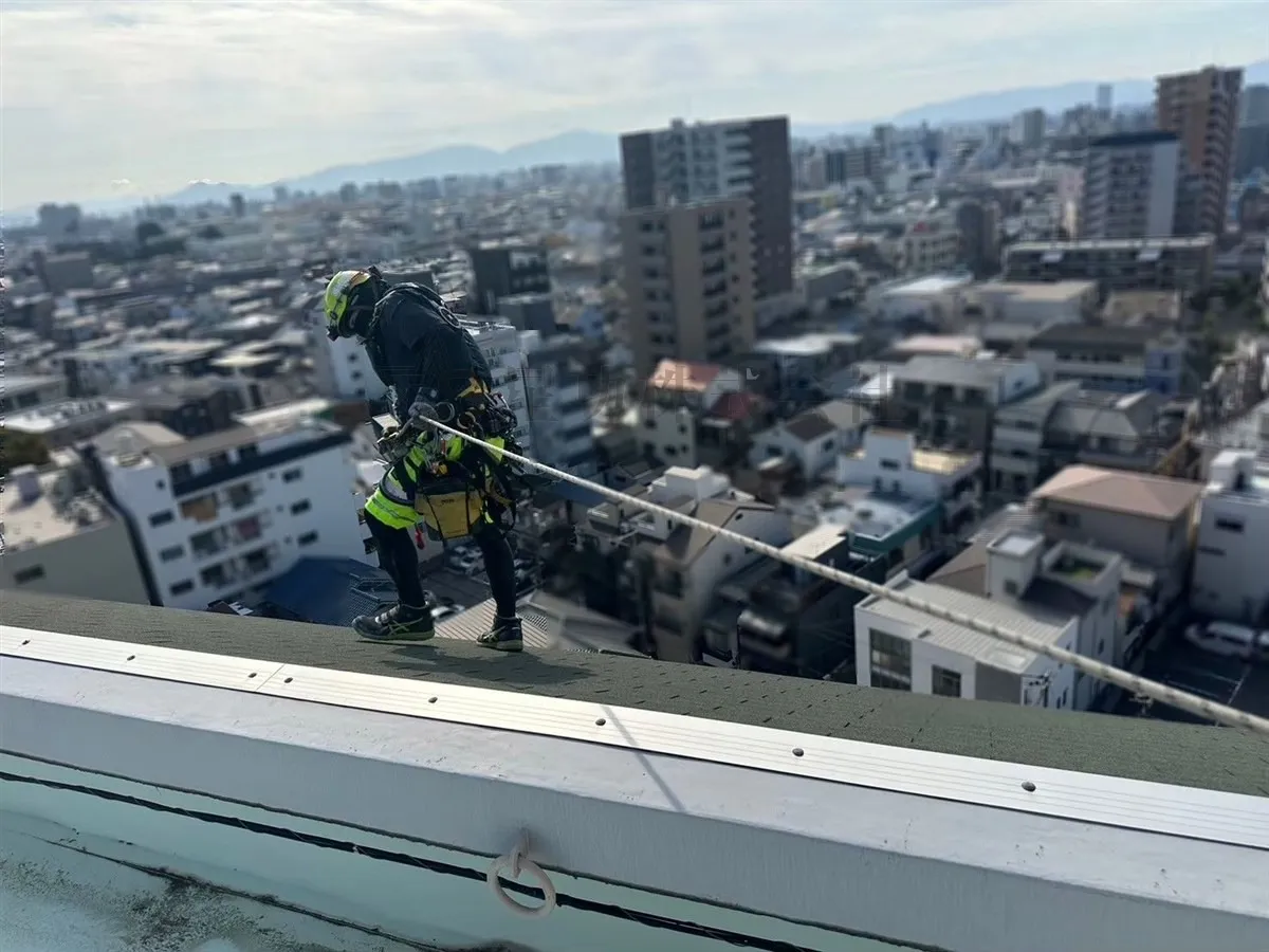 大規模修繕工事でも活躍!無足場【ロープアクセス工法】による修繕工事