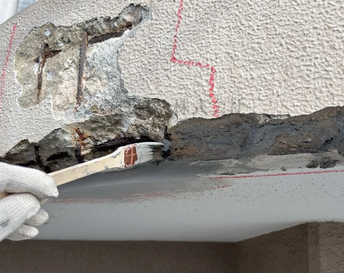 【外壁クラック】サビ転換剤を使った補修工事