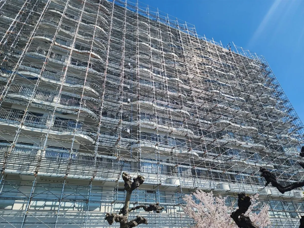 マンション大規模修繕工事中の現場から