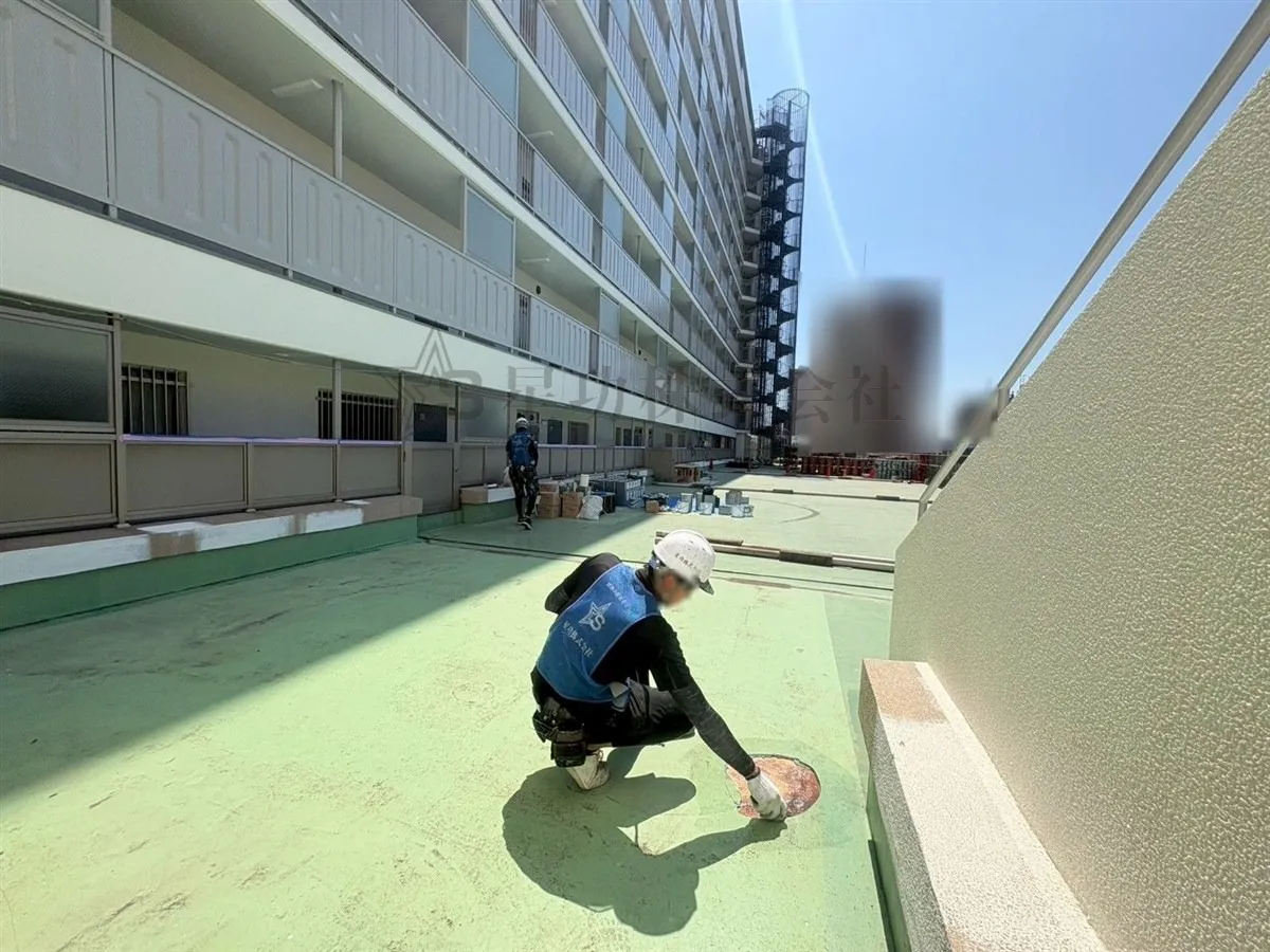 【マンション大規模修繕】屋上防水_防水塗装前の『膨れ』補修作業