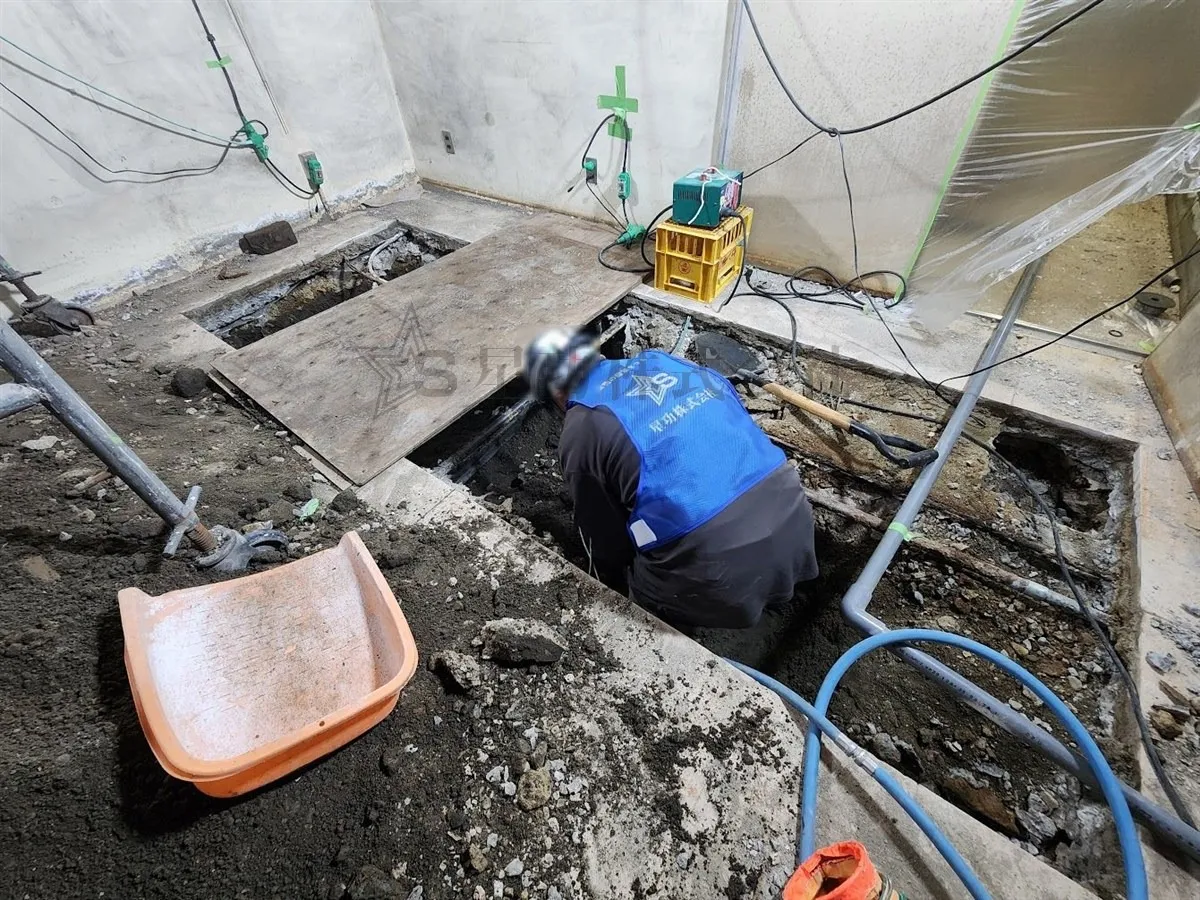 大阪市内の大規模マンションで共有部分の排水管更新工事|店舗内での掘削・斫り作業