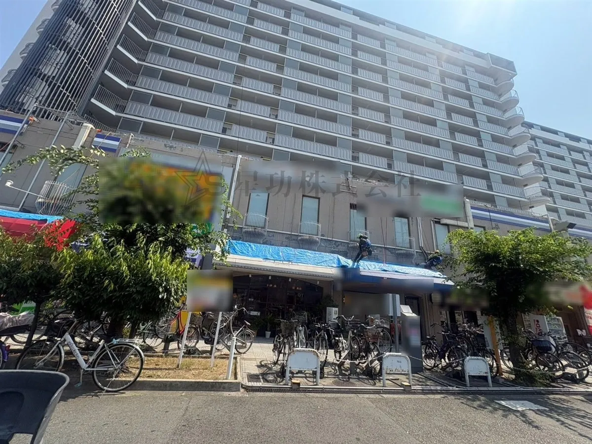 店舗営業中でも工事可能!ロープアクセスを活用した大規模修繕工事